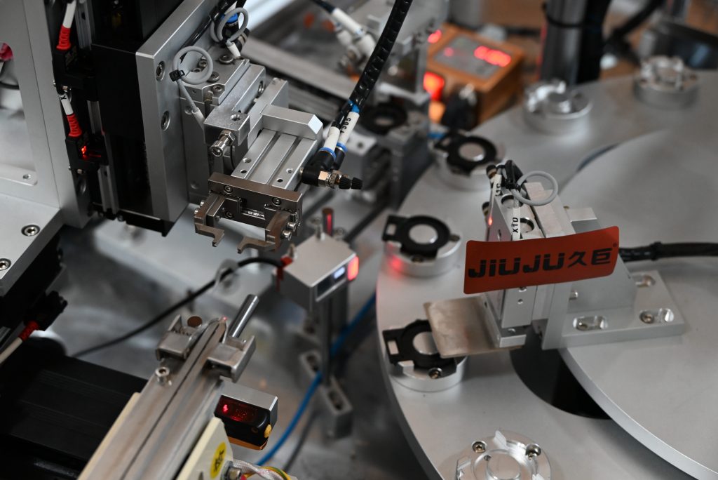 久巨自动化-喇叭自动插端子机