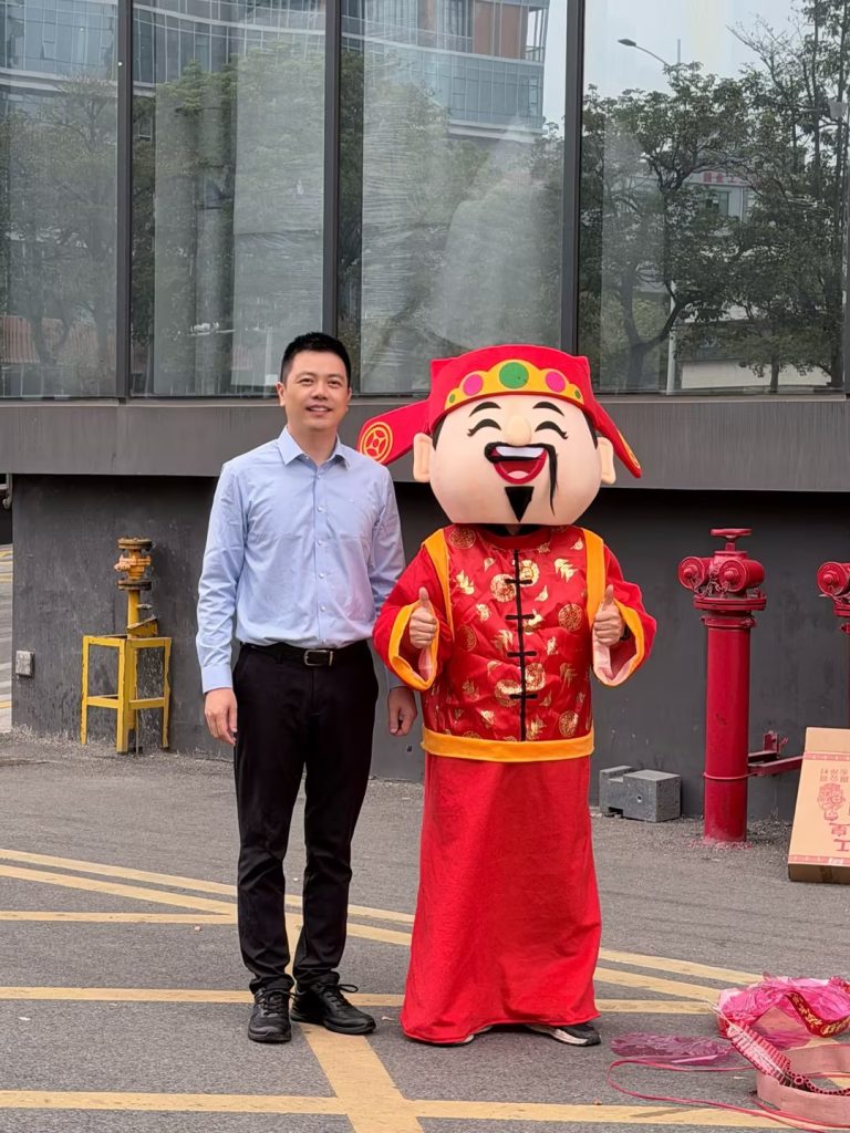 周总与财神爷合影